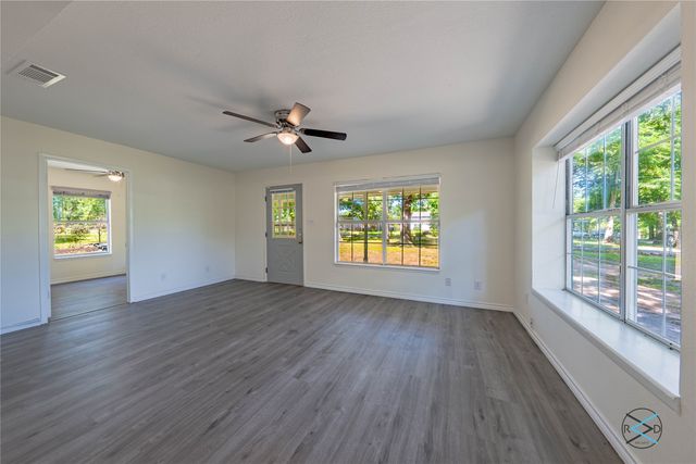 208 Lynn Creek Cove, Mabank, TX 75156