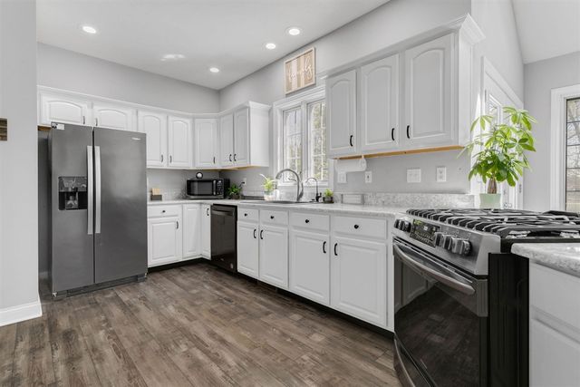 23099 S Shore Drive, Edwardsburg, MI 49112