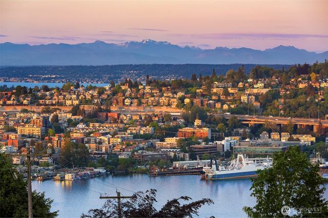 1516 Bigelow Avenue N, Seattle, WA 98109