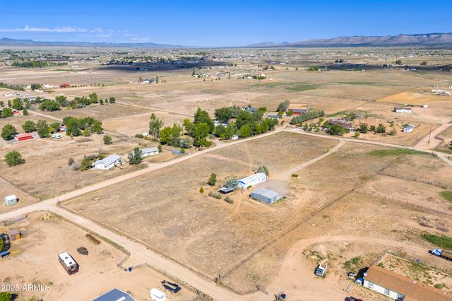 1805 W CARRIAGE Lane, Paulden, AZ 86334