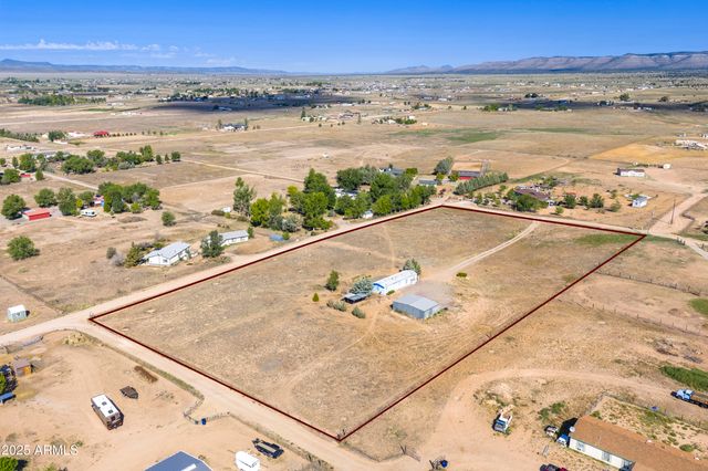 1805 W CARRIAGE Lane, Paulden, AZ 86334