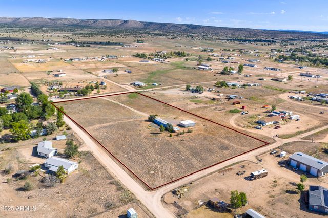 1805 W CARRIAGE Lane, Paulden, AZ 86334
