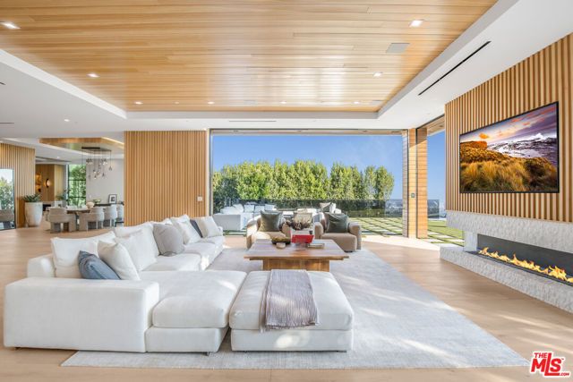 1033 Somera Road, Los Angeles, CA 90077