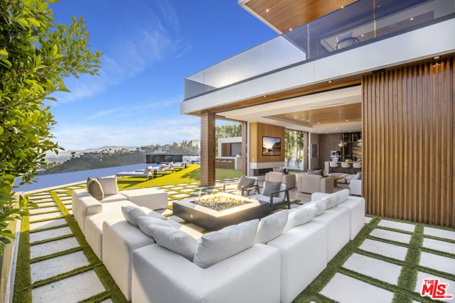 1033 Somera Road, Los Angeles, CA 90077