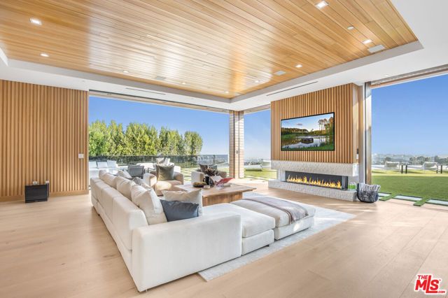 1033 Somera Road, Los Angeles, CA 90077