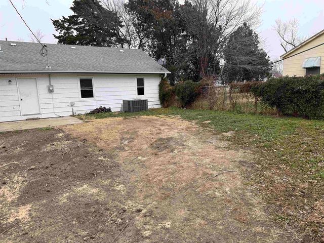 512 E Lincoln Ave, Wellington, KS 67152