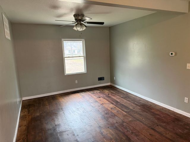 512 E Lincoln Ave, Wellington, KS 67152