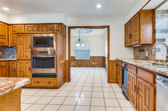 2805 Staffordshire Drive, Carrollton, TX 75007