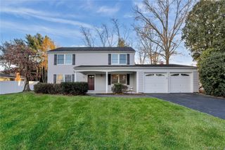 37 Malvern Ln, Stony Brook, NY 11790