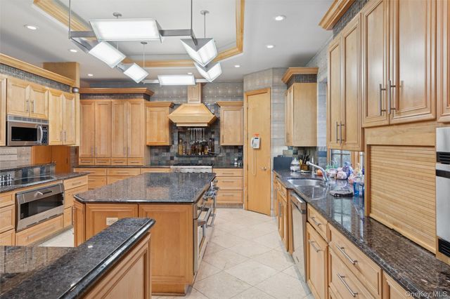 22 Willow Road, Woodsburgh, NY 11598