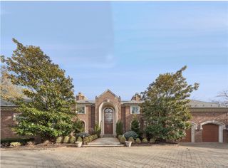 22 Willow Road, Woodsburgh, NY 11598