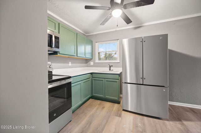 9818 Titan Dr, Louisville, KY 40229