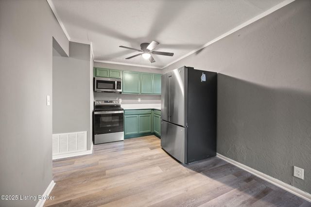 9818 Titan Dr, Louisville, KY 40229