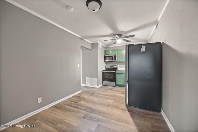 9818 Titan Dr, Louisville, KY 40229