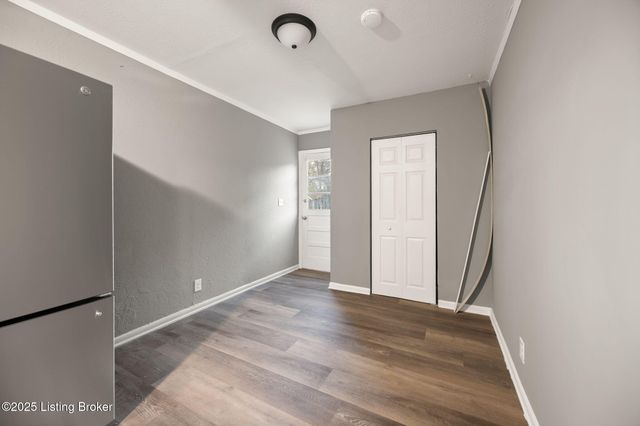 9818 Titan Dr, Louisville, KY 40229