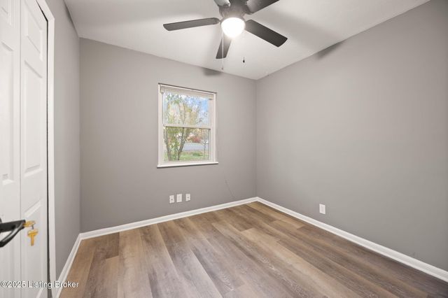 9818 Titan Dr, Louisville, KY 40229