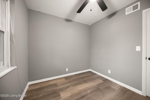 9818 Titan Dr, Louisville, KY 40229