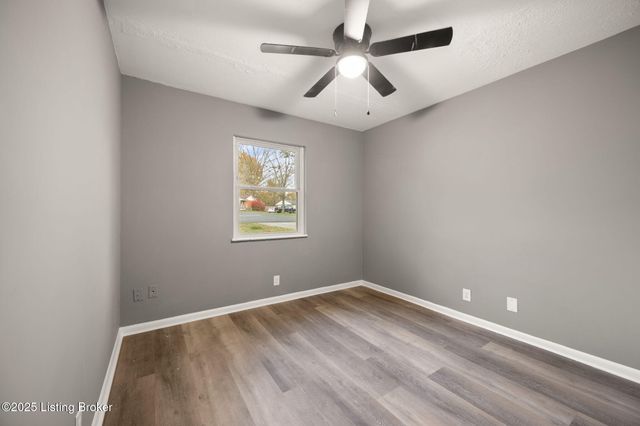 9818 Titan Dr, Louisville, KY 40229