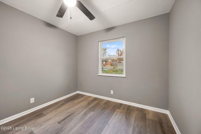 9818 Titan Dr, Louisville, KY 40229