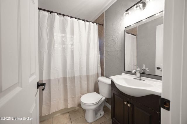 9818 Titan Dr, Louisville, KY 40229