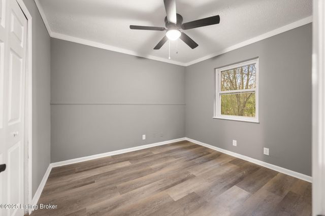 9818 Titan Dr, Louisville, KY 40229