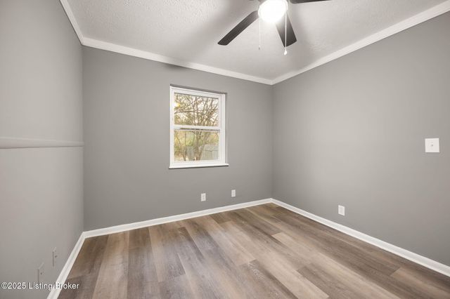 9818 Titan Dr, Louisville, KY 40229