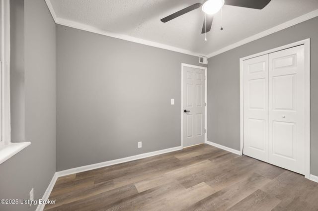 9818 Titan Dr, Louisville, KY 40229