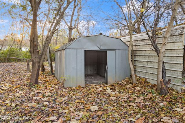 9818 Titan Dr, Louisville, KY 40229