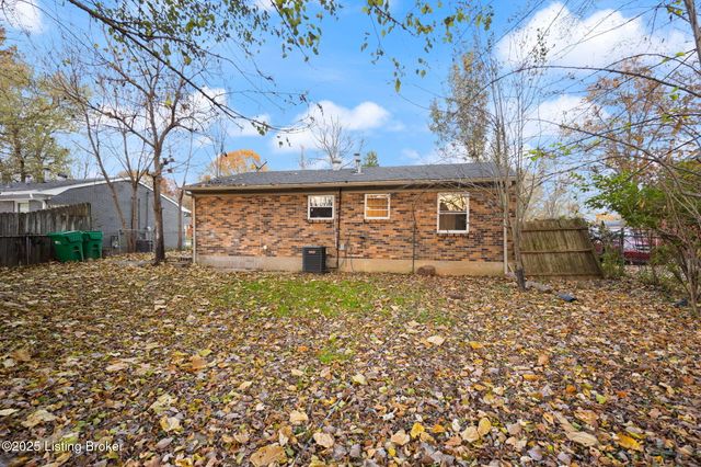 9818 Titan Dr, Louisville, KY 40229