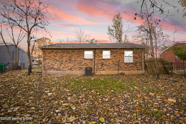 9818 Titan Dr, Louisville, KY 40229