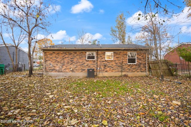 9818 Titan Dr, Louisville, KY 40229