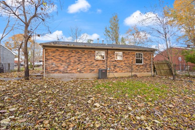 9818 Titan Dr, Louisville, KY 40229