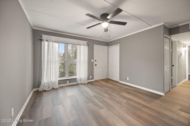 9818 Titan Dr, Louisville, KY 40229