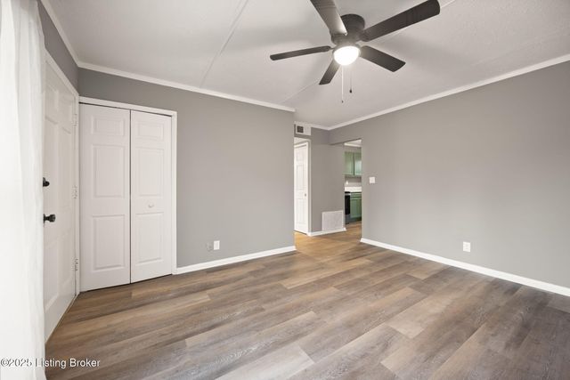 9818 Titan Dr, Louisville, KY 40229