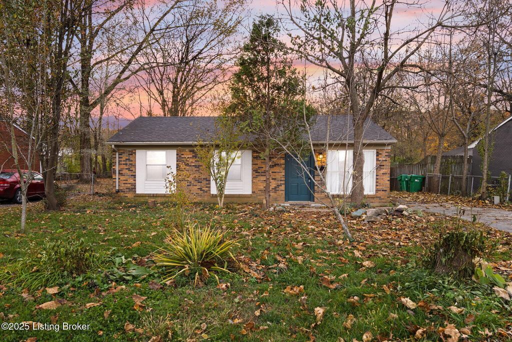 9818 Titan Dr, Louisville, KY 40229