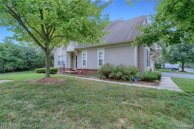 38222 Saratoga Circle, Farmington Hills, MI 48331