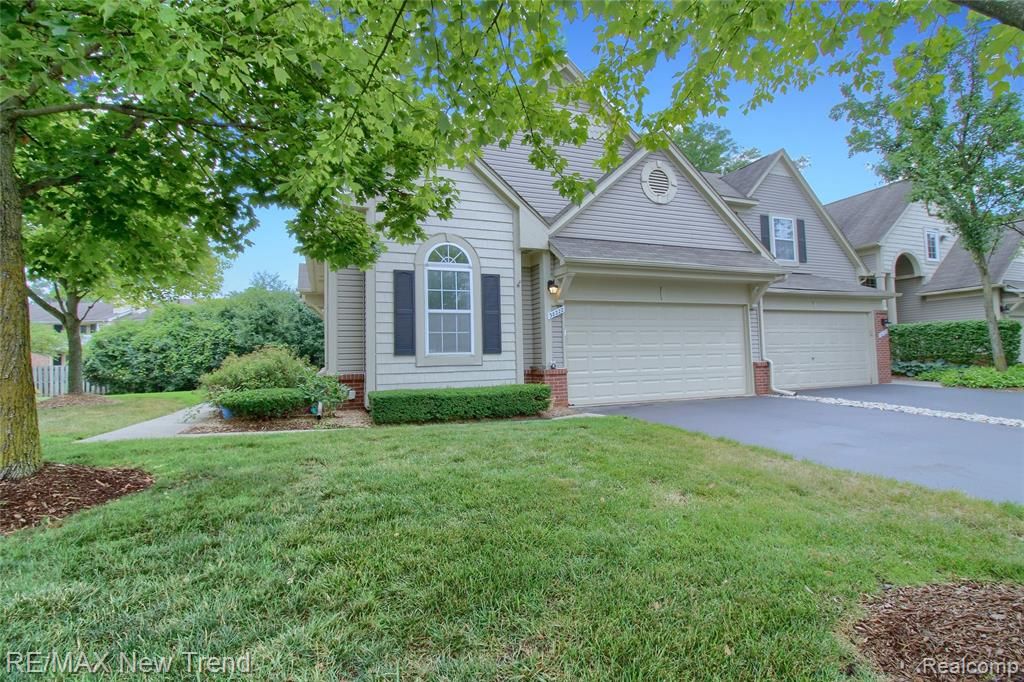 38222 Saratoga Circle, Farmington Hills, MI 48331
