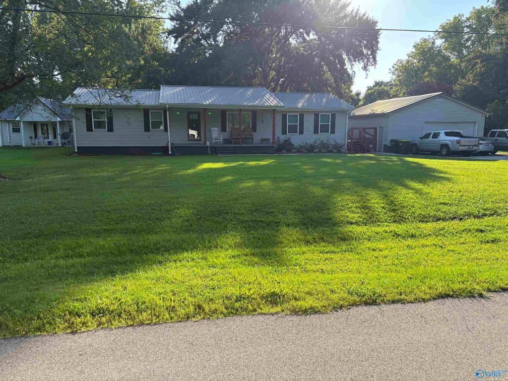 50 Lakeshore Drive, Laceys Spring, AL 35754