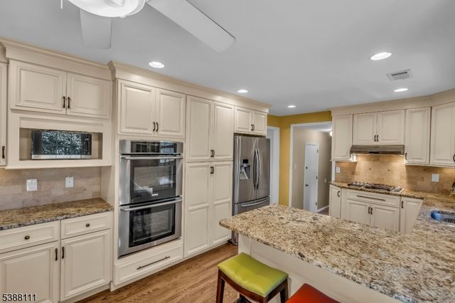 1053 Hillcrest Dr, Branchburg Twp., NJ 08853