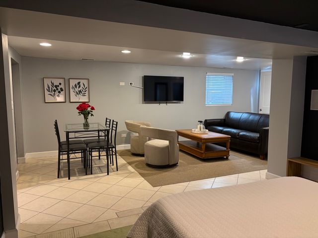 6236 W Cuyler Avenue, Chicago, IL 60634