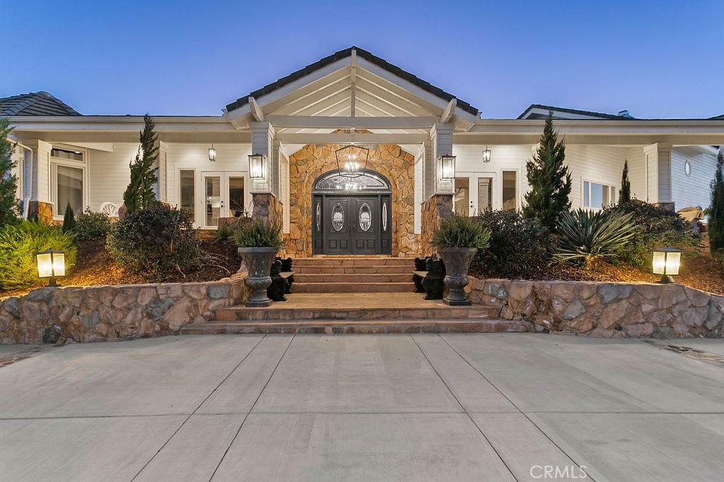 Image 1 of property listing at 40075 Avenida La Cresta, Murrieta, CA 92562