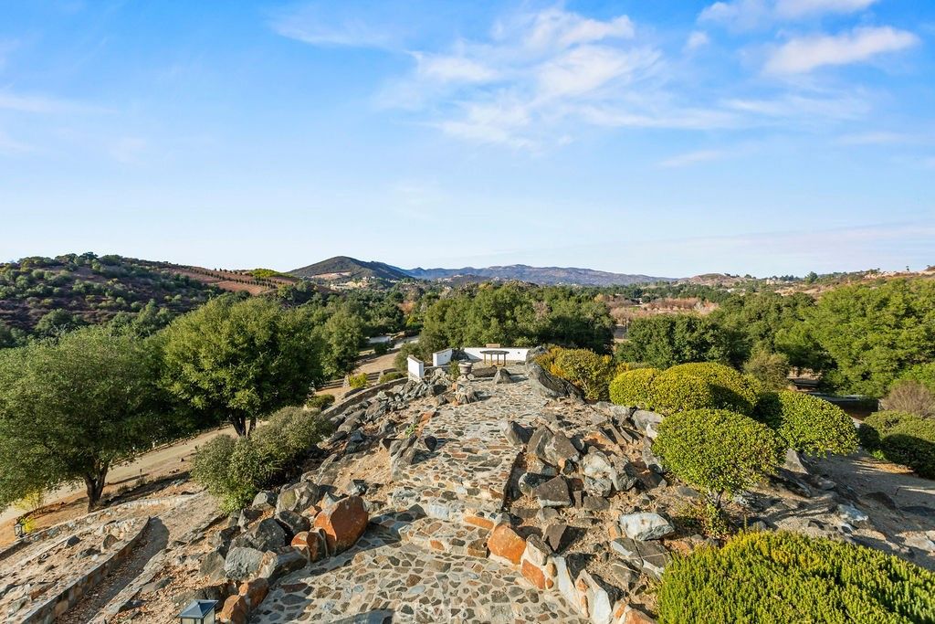 Image 33 of property listing at 40075 Avenida La Cresta, Murrieta, CA 92562