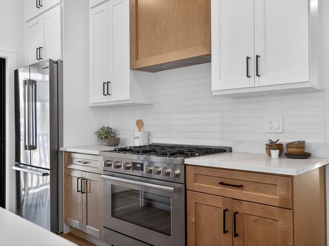 14 Hamlet B, Somerville, MA 02143