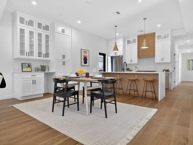 14 Hamlet B, Somerville, MA 02143