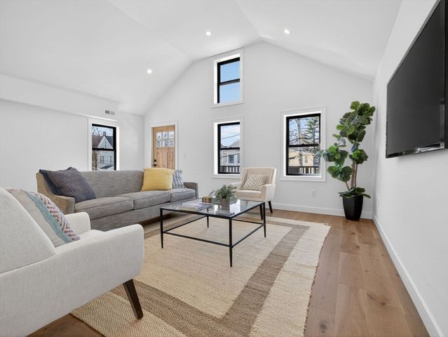 14 Hamlet B, Somerville, MA 02143