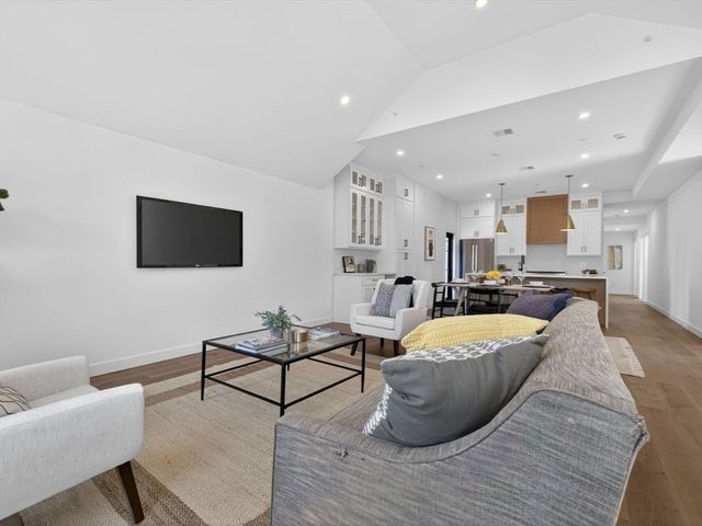 14 Hamlet B, Somerville, MA 02143