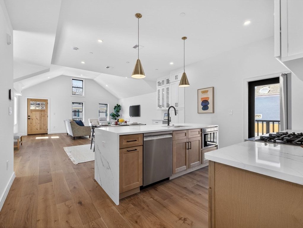 14 Hamlet B, Somerville, MA 02143