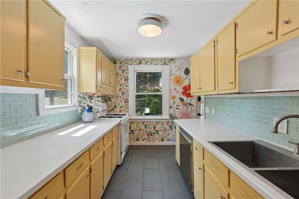 Image 11 of property listing at 1992 Shalimar Drive NE, Atlanta, GA 30345