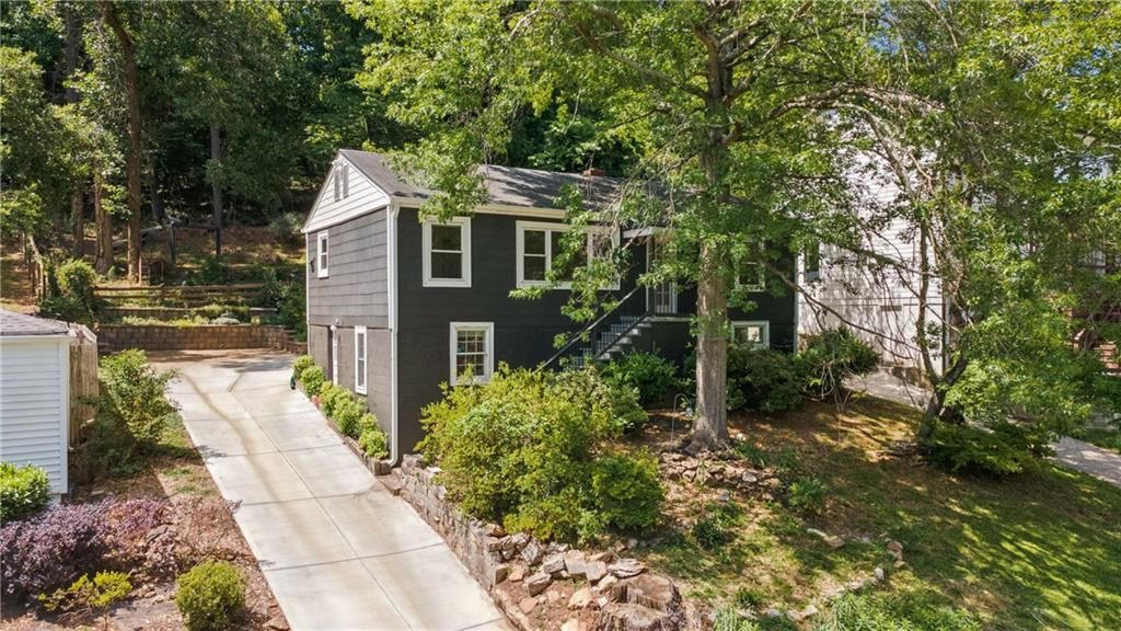 Image 2 of property listing at 1992 Shalimar Drive NE, Atlanta, GA 30345