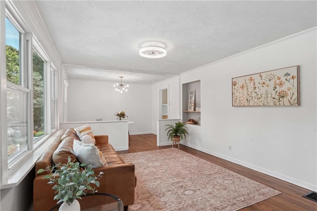 Image 5 of property listing at 1992 Shalimar Drive NE, Atlanta, GA 30345